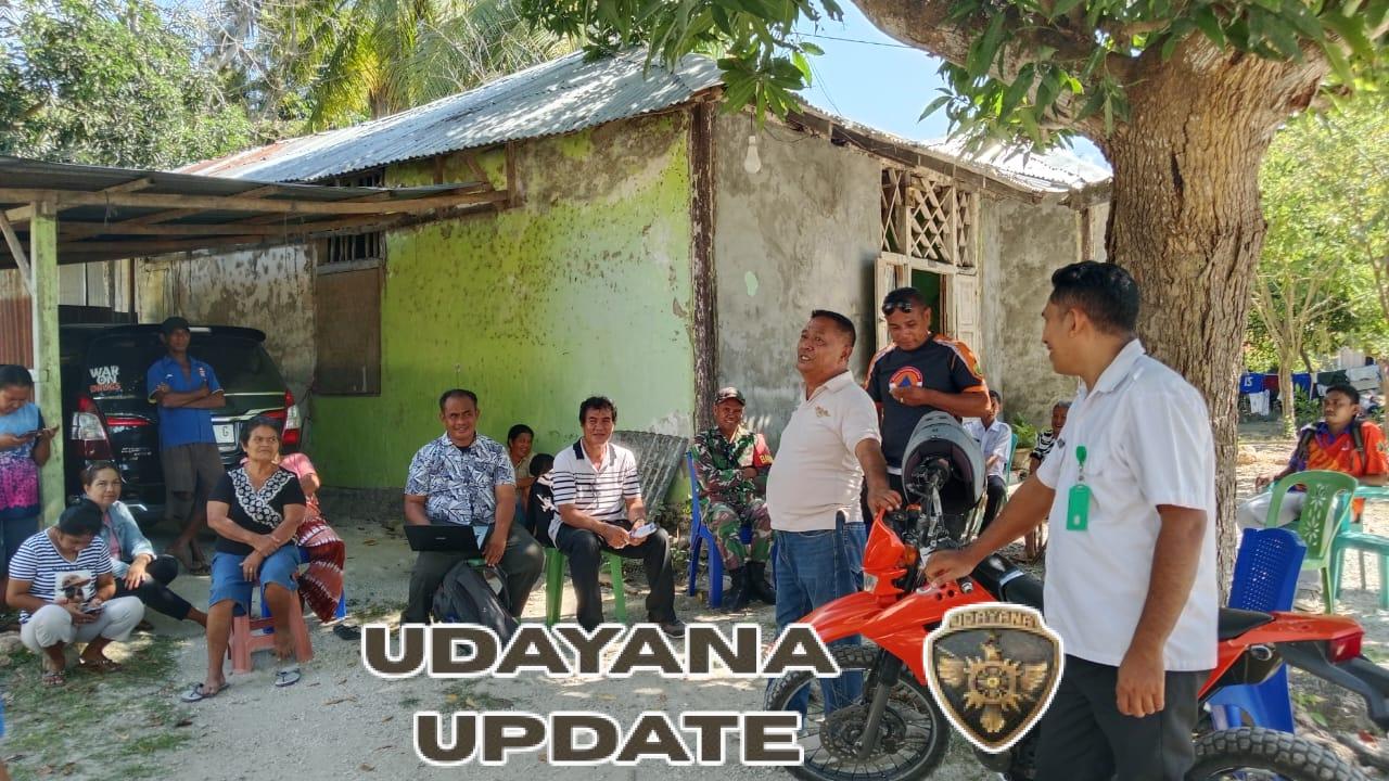 Babinsa Sertu Nelson Sine Jalin Silaturahmi dan Gotong Royong Bersama Warga Desa Loman