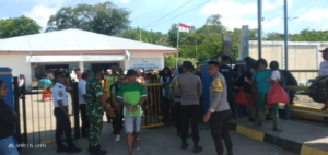 Babinsa Serda Roni Riberu Amankan Aktivitas Bongkar Muat Kapal KMP. Inerie II di Pelabuhan Pantai Baru