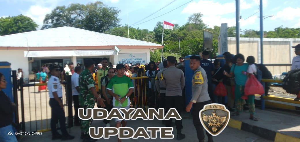 Babinsa Serda Roni Riberu Amankan Aktivitas Bongkar Muat Kapal KMP. Inerie II di Pelabuhan Pantai Baru