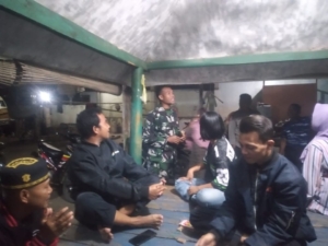 Babinsa Desa Rasabou Imbau Anak Muda Hindari Balap Liar dan Narkoba Saat Ronda Malam