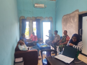 Babinsa Taliwang Dampingi Rapat Verifikasi Data Penerima Bantuan Pemerintah