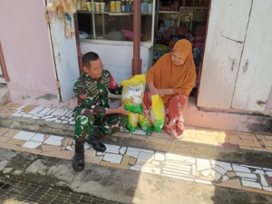 Babinsa Taliwang Dukung Gerakan Pangan Murah, Salurkan Beras SPHP ke Warga