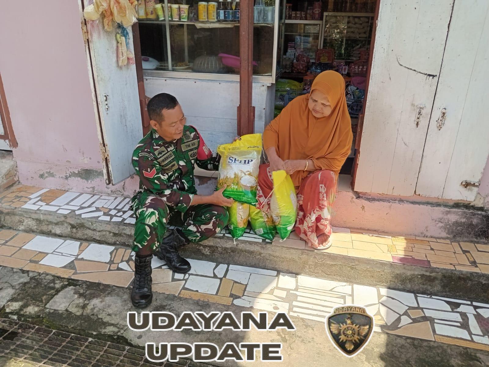 Babinsa Taliwang Dukung Gerakan Pangan Murah, Salurkan Beras SPHP ke Warga