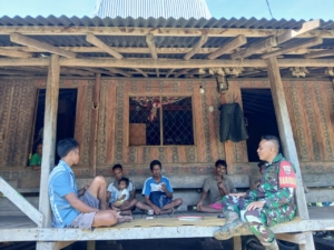 Babinsa Sertu Arifudin Ajak Warga Jaga Kamtibmas di Desa Harona Kalla