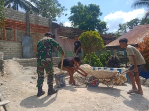 Babinsa Sertu Mursidi Bantu Pembangunan Sekolah di Desa Tanarara