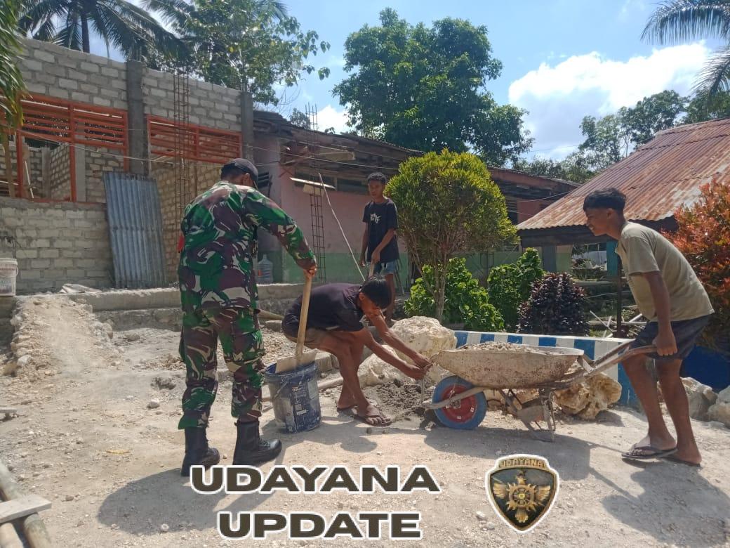 Babinsa Sertu Mursidi Bantu Pembangunan Sekolah di Desa Tanarara