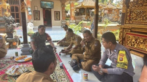 Babinsa Bersama Bhabikamtibmas Dan Perangkat Desa Tohpati Gelar Kunjungan Sosial Jenguk Warga Sakit