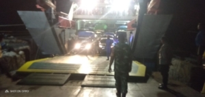 Babinsa Serda Roni Riberu Amankan Kedatangan Kapal Garda Maritim 3 di Pelabuhan Pantai Baru