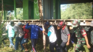 TNI dan Rakyat Satu Hati: Babinsa Karombo Dampingi Warga Pindahkan Rumah Demi Keselamatan