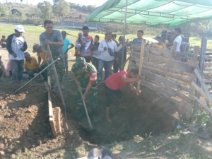 Gotong Royong Gali Kuburan, Babinsa Kempo Tanamkan Nilai Kebersamaan