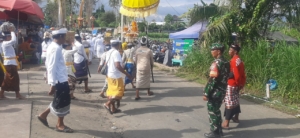 Babinsa Kawal Upacara Ngewaliang Puspa di Desa Tegal Tugu