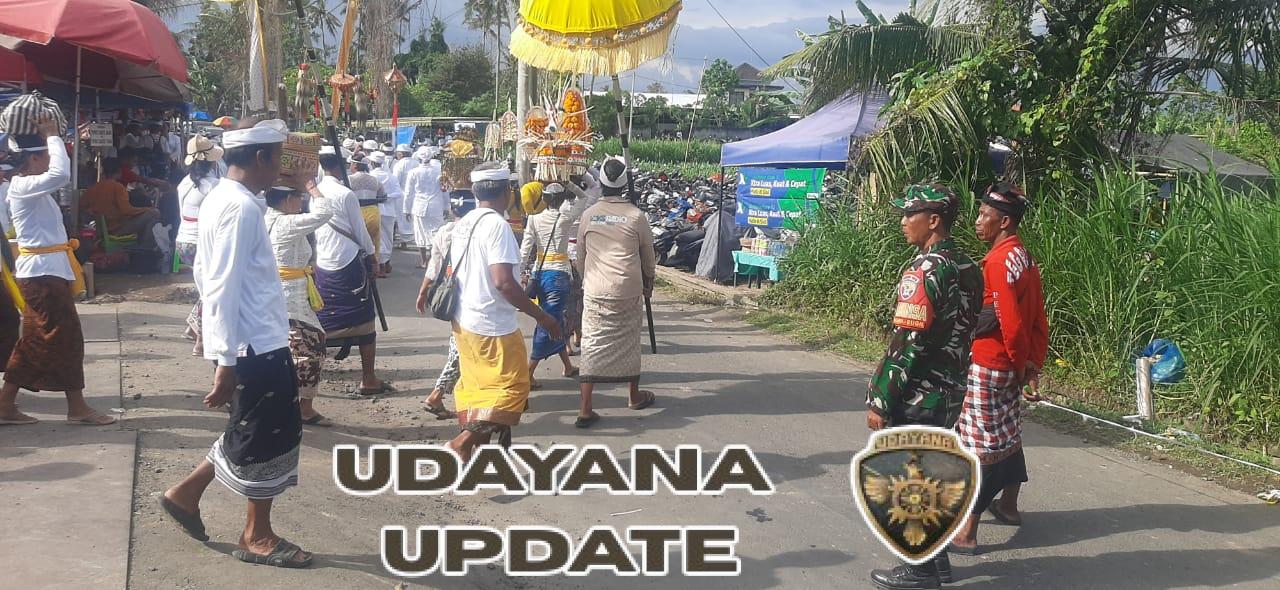 Babinsa Kawal Upacara Ngewaliang Puspa di Desa Tegal Tugu