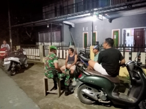 Cahaya Tugas di Tengah Gelap Malam, Babinsa Koramil 1628-04/Poto Tano Hadir untuk Keamanan dan Ketertiban Desa