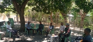 Komsos Babinsa di Desa Humusu Wini, Wujudkan Lingkungan Bersih dan Masyarakat Rukun