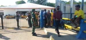 Babinsa Serda Roni Riberu Laksanakan Pengamanan Keberangkatan Kapal di Pelabuhan Pantai Baru