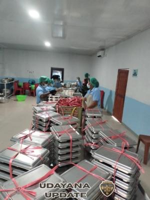 Babinsa Koptu Mesak Foeh Dampingi Program Makan Sehat Bergizi untuk 3.093 Siswa di Kecamatan Pantai Baru