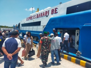 Babinsa Koramil 1627-01/Ba’a Laksanakan Pemantauan Arus Kapal di Pelabuhan Ba’a