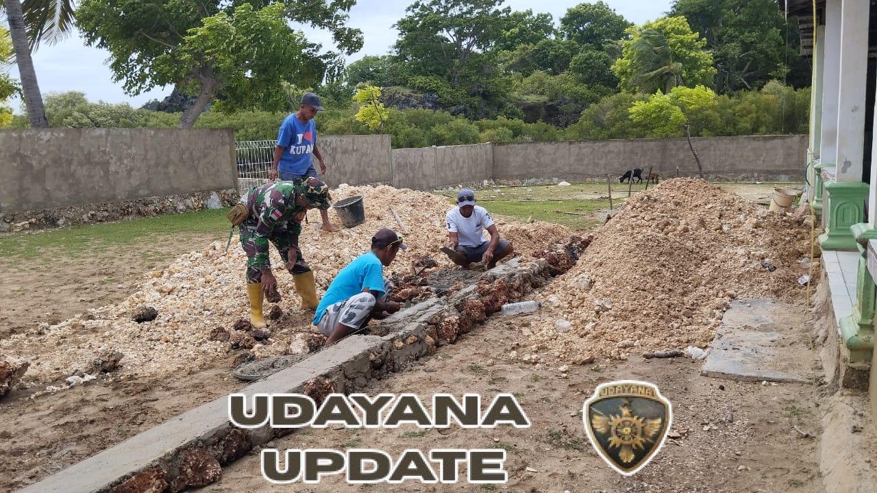 Babinsa Koramil 1627-02/Pantai Baru Ajak Warga Papela Gotong Royong Bangun Pondasi Masjid Al Mujahidin