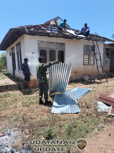 Babinsa Koramil 1627-02/Pantai Baru Gelar Karya Bakti Bersama Warga di Desa Ofalangga