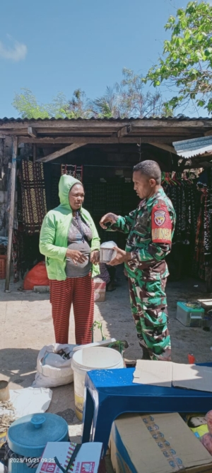 Babinsa Koramil 1627-02/Pantai Baru Laksanakan Monitoring Harga Sembako di Pasar Tradisional Lalao