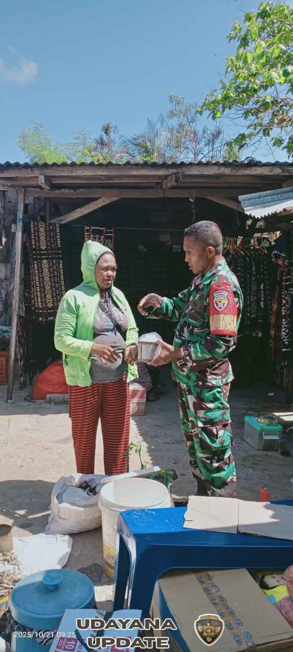 Babinsa Koramil 1627-02/Pantai Baru Laksanakan Monitoring Harga Sembako di Pasar Tradisional Lalao