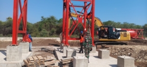 Babinsa dan Aparat Gabungan Amankan Pembangunan Kawasan Sentra Industri Garam Nasional di Rote Ndao