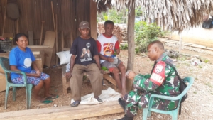 Babinsa Serka Gasper Eduard Kilimandu Jalin Silaturahmi Lewat Komsos di Desa Matasio