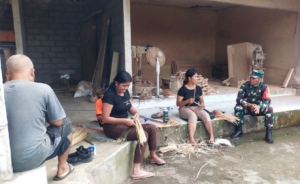 Sinergi Babinsa dan Warga, Dorong Pengrajin Bambu Kayubihi Tingkatkan Nilai Ekonomi Produk