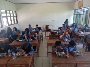 Babinsa Dampingi Program Makan Bergizi Gratis di SMPN 1 Taliwang