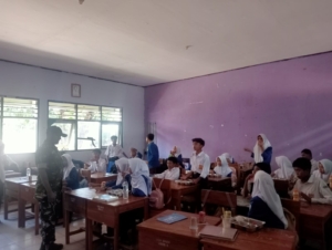 Babinsa Jereweh Dampingi Program Makan Bergizi Gratis di SMPN 3 Satap Jelenga