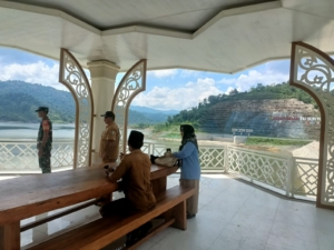 Babinsa Mujahiddin Dampingi Camat Brang Ene Tinjau Kondisi Bendungan Tiu Suntuk