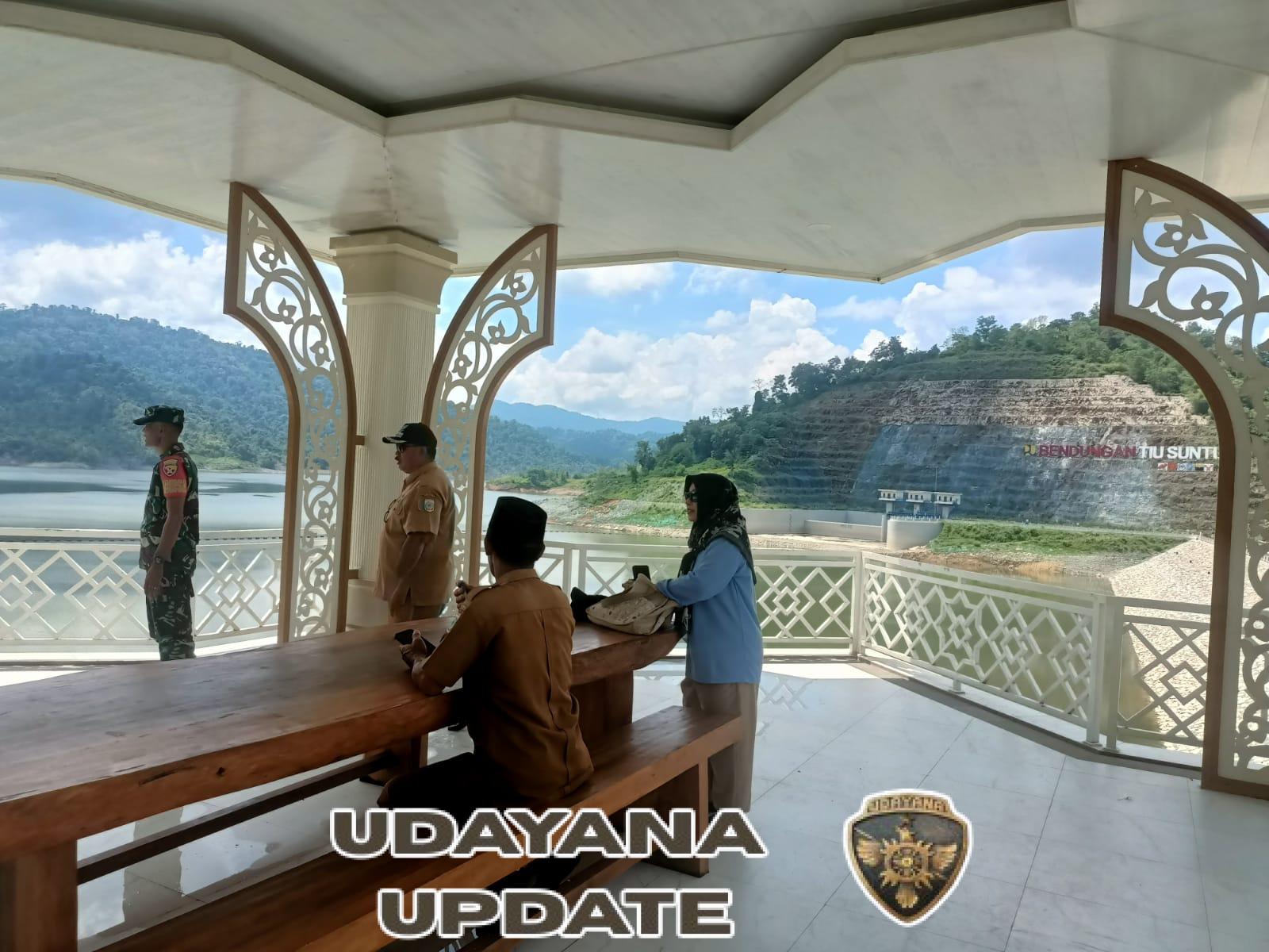 Babinsa Mujahiddin Dampingi Camat Brang Ene Tinjau Kondisi Bendungan Tiu Suntuk