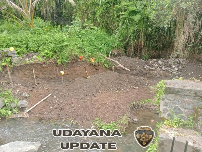 Tingkatkan pasokan air irigasi, Babinsa Desa Pering Sari pantau pembangunan Bendungan di Subak Umacetra.