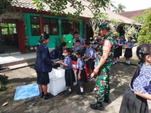 Wujud Kepedulian TNI, Babinsa Kayubihi Dampingi Penyaluran Makan Bergizi Gratis di Sekolah Dasar