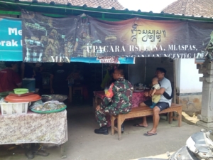 Babinsa Desa Sulahan Laksanakan Komsos dengan Warga Bahas Situasi Kamtibmas di Wilayah