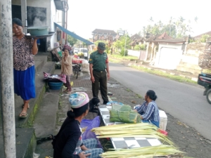Babinsa Desa Peninjoan Pantau Aktivitas Pasar Tradisional, Pastikan Situasi Aman dan Tertib