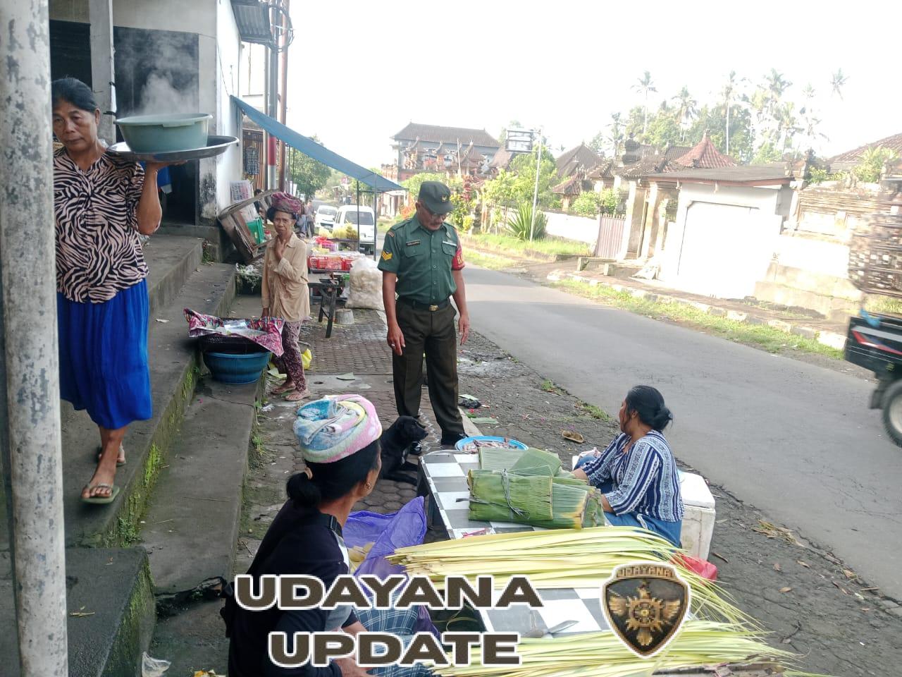 Babinsa Desa Peninjoan Pantau Aktivitas Pasar Tradisional, Pastikan Situasi Aman dan Tertib