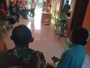 Babinsa Landu Leko Dampingi Penyelesaian Masalah Keluarga antara Bapak Origenes Maringi dan Mama Fransina Run