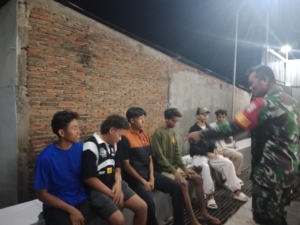 Babinsa Koramil 1614-03/Hu’u Gelar Ronda Malam, Ajak Pemuda Jaga Keamanan Lingkungan