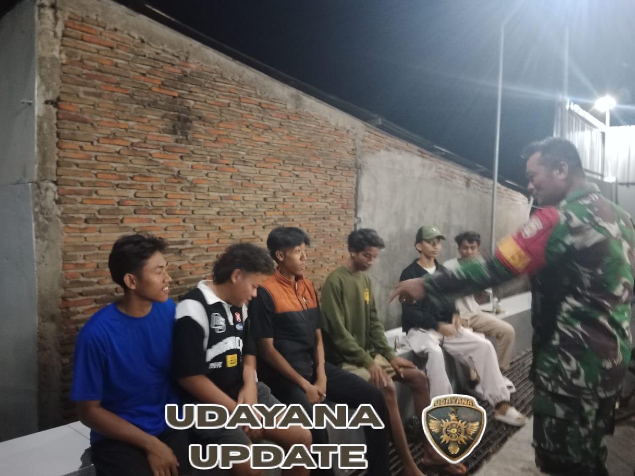 Babinsa Koramil 1614-03/Hu’u Gelar Ronda Malam, Ajak Pemuda Jaga Keamanan Lingkungan