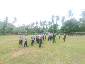 Dukung peningkatan kapasitas Linmas, Babinsa 1623-01/Karangasem berikan latihan PBB.