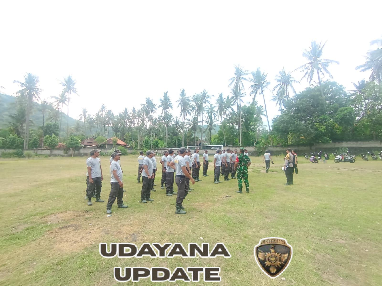 Dukung peningkatan kapasitas Linmas, Babinsa 1623-01/Karangasem berikan latihan PBB.