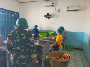Babinsa Koramil 1627-01/Ba’a Dampingi Pelaksanaan Program Makanan Bergizi Gratis di Rote Ndao