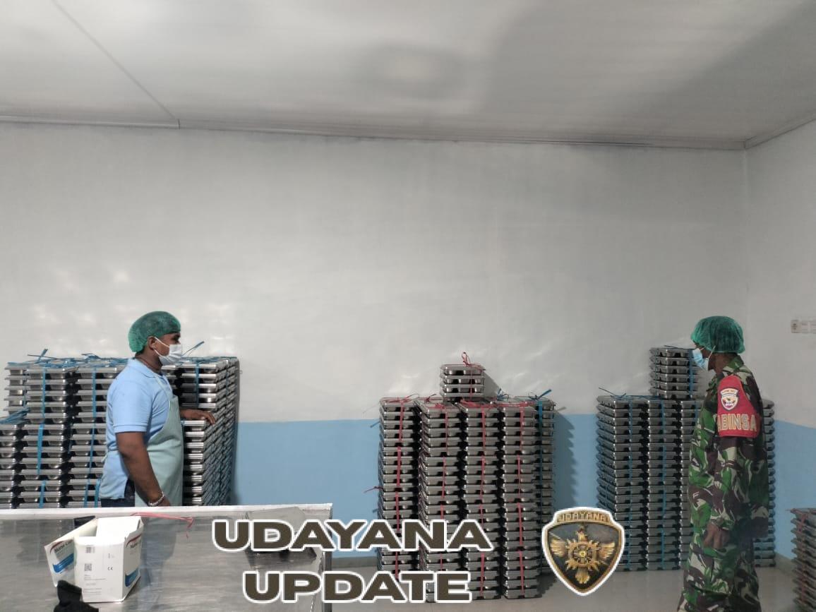 Babinsa Koramil 1627-02/Pantai Baru Dampingi Penyaluran Makanan Bergizi untuk 3.093 Pelajar di Rote Ndao