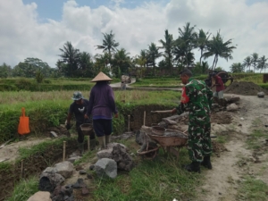 Gotong Royong Babinsa dan Warga Suwat Bangun Jalan Usaha Tani untuk Kemudahan Petani
