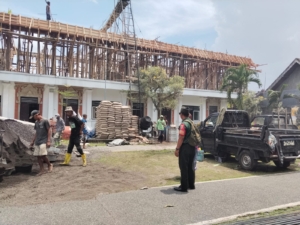 Babinsa Koramil 1616-01/Gianyar Awasi dan Dukung Pembangunan Infrastruktur Pendidikan di Wilayah Binaan