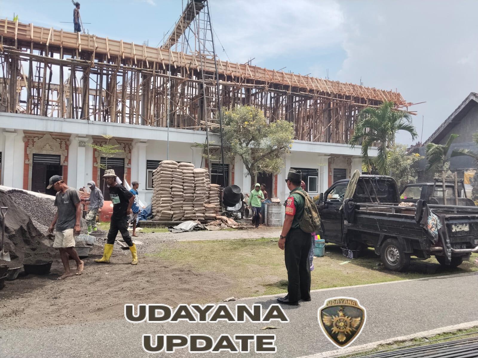 Babinsa Koramil 1616-01/Gianyar Awasi dan Dukung Pembangunan Infrastruktur Pendidikan di Wilayah Binaan