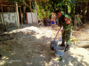 Babinsa Koramil 1627-03/Batutua Bantu Warga Bangun Rumah di Desa Saindule