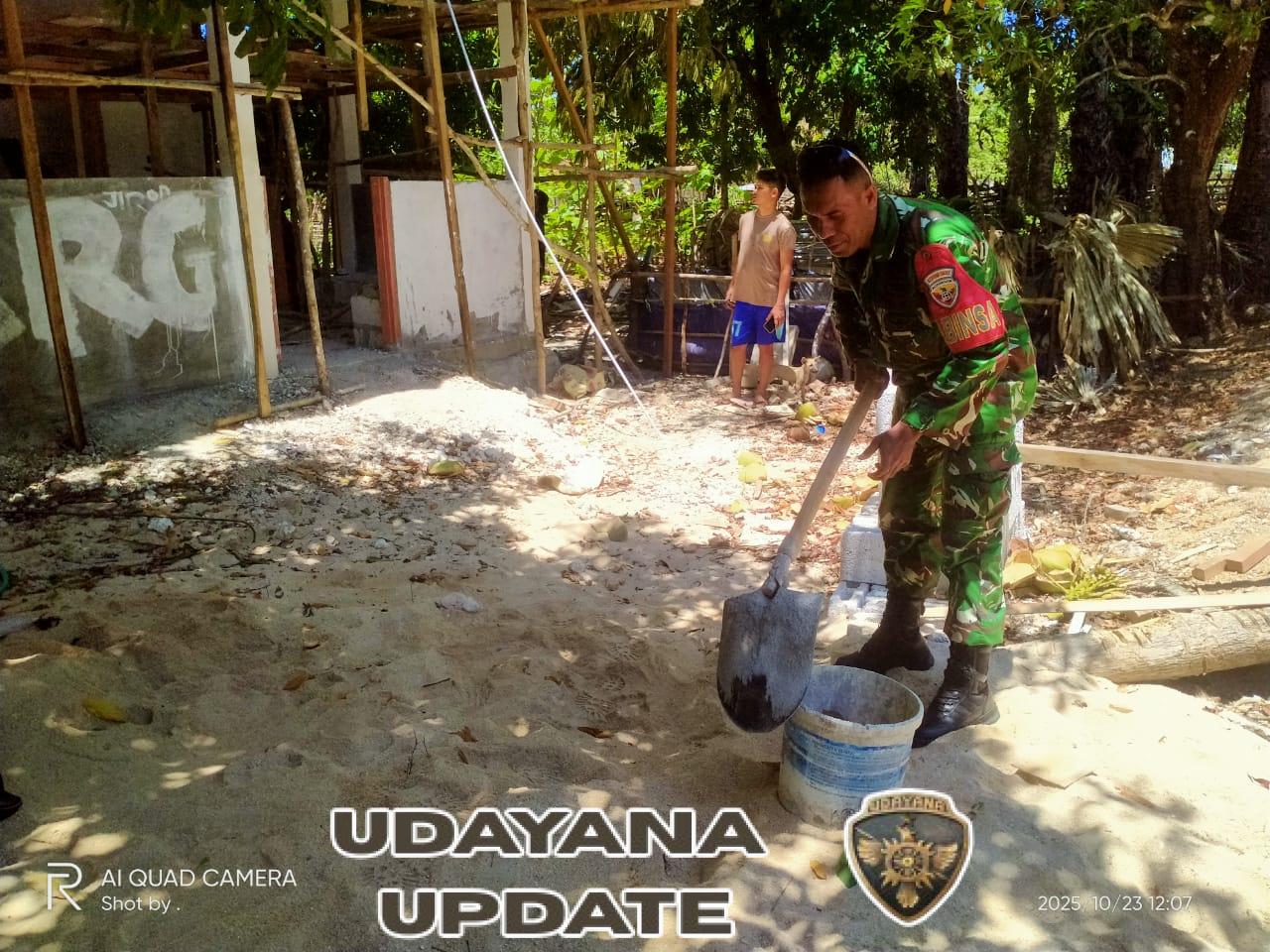 Babinsa Koramil 1627-03/Batutua Bantu Warga Bangun Rumah di Desa Saindule