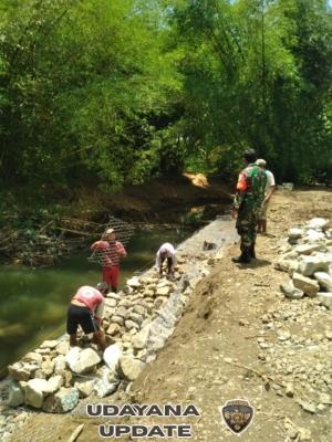 Babinsa Desa Desaloka Dampingi Pemasangan Bronjong Penahan Bahu Jalan
